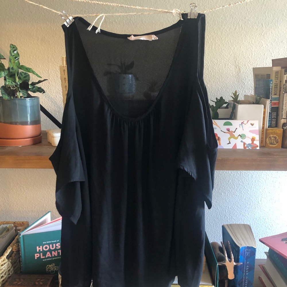 Size M Flowy Black Cold Shoulder Top